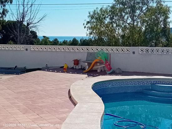 CHALET INDEPENDIENTE CON PISCINA CERCA DEL PUEBLO CON VISTAS AL MAR DESPEJADAS - ALICANTE