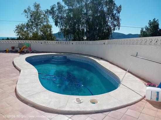 CHALET INDEPENDIENTE CON PISCINA CERCA DEL PUEBLO CON VISTAS AL MAR DESPEJADAS - ALICANTE