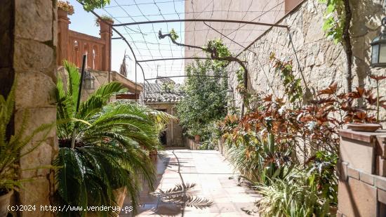 CENTRICO ADOSADO EN ANDRATX, CON 2 PARKINGS Y VISTAS PARCIALES AL MAR. - BALEARES