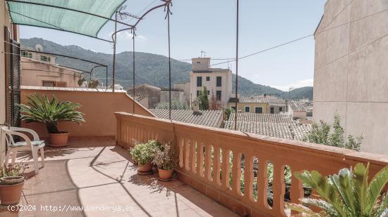 CENTRICO ADOSADO EN ANDRATX, CON 2 PARKINGS Y VISTAS PARCIALES AL MAR. - BALEARES