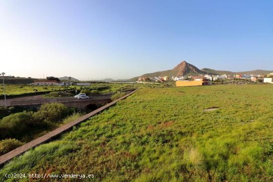 Almacén de 200 m2 con invernaderos y tanque de agua, terreno rústico con excelentes accesos en Aro