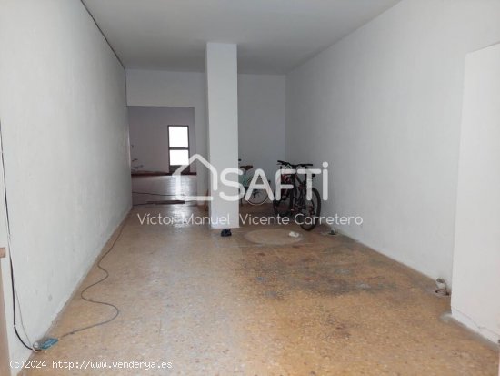 Local comercial con terraza trasera