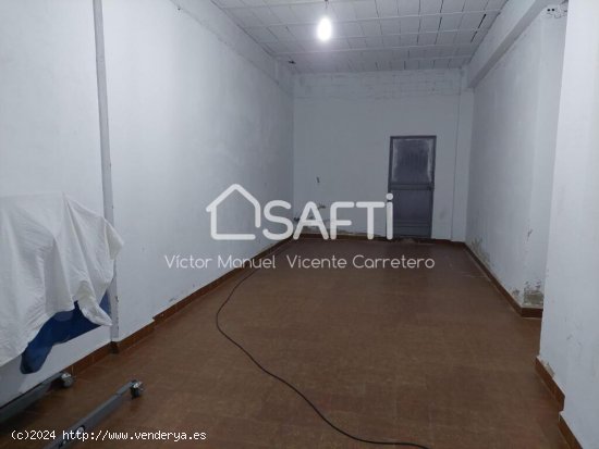 Local comercial con terraza trasera