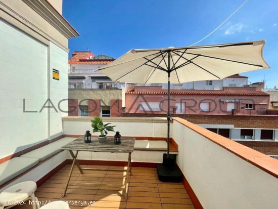 EXCELENTE Y LUMINOSO ÁTICO-LOFT DE 26M2 CON TERRAZA Y VISTAS AL MAR EN C/ VERDI (VILA DE GRACIA)