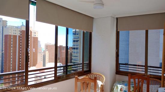 Apartamento con 2 dormitorios y amplia terraza acristalada en zona Levante. - ALICANTE