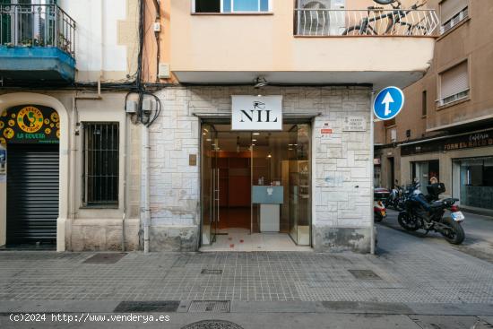 Local comercial esquinero en el centro de Hospitalet - BARCELONA