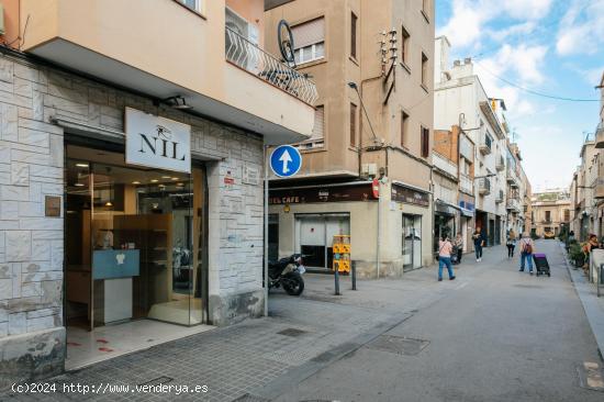 Local comercial esquinero en el centro de Hospitalet - BARCELONA