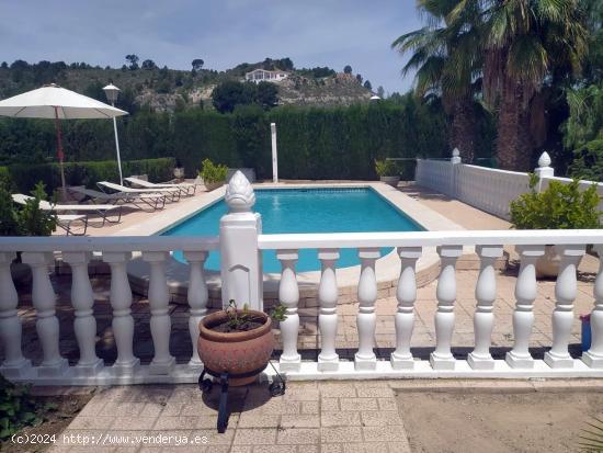 Bonito chalet con piscina situado en un paraje natural - ALICANTE