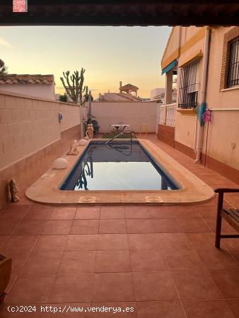 EXCELENTE CHALET DE 3 DORMITORIOS PISCINA PRIVADA Y PARKING EN EL PUEBLO DE SUCINA REGION DE MURCIA 