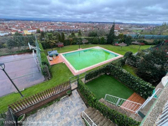  ADOSADO EN TROBAJO DEL CAMINO URBANIZACIÓN AJARDINADA CON PISCINA - LEON 