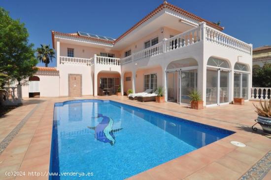  Villa independiente con piscina privada - SANTA CRUZ DE TENERIFE 