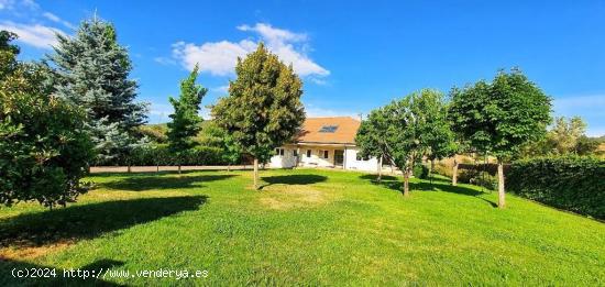 Impresionante Chalet en Villaverde de Abajo. - LEON