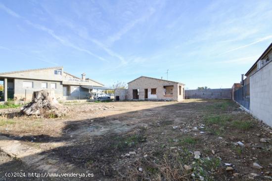  Solar de 766 m² con casa para terminar en Deltebre - TARRAGONA 