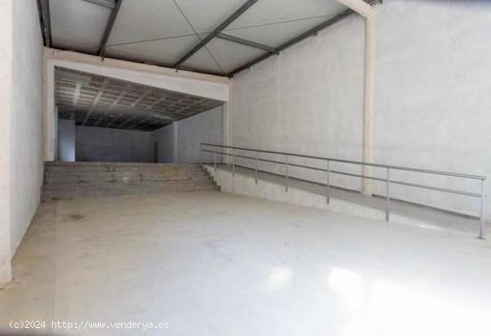 Gran nave con 4 locales comerciales en Son Servera - BALEARES