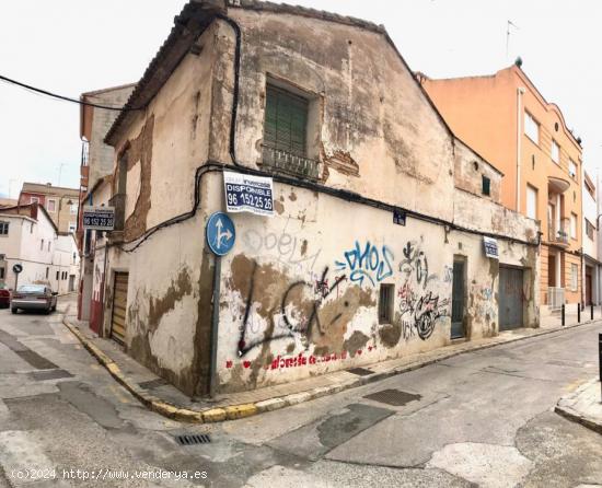 Casa urbana en venta, se encuentra situada  en zona de Pizarro y parada de metro de Quart de Poblet.