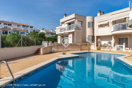  Casa adosada en primera línea en venta en Aiguadolç - BARCELONA 