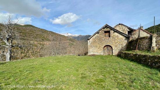 BORDA PIRENAICA CON ESPECTACULARES VISTAS Y TERRENO - HUESCA