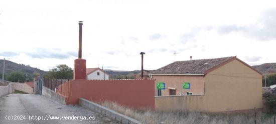  VIVIENDA DE 4 DORMITORIOS CON AMPLIO PATIO, COCHERA Y MERENDERO - BURGOS 