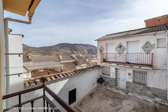 Bonita casa con 3 habitaciones, 2 baños, salón y patio situada en pleno centro de Colomera. - GRAN