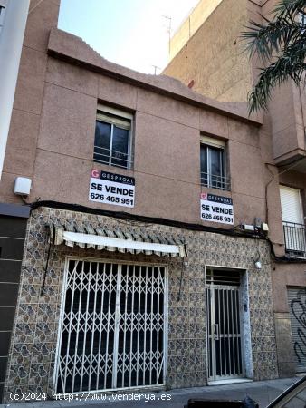 CASA DE DOS PLANTAS PARA REHABILITAR EN AVENIDA DE LA LIBERTAD O  COMO SOLAR BAJO + SEIS ALTURAS. - 