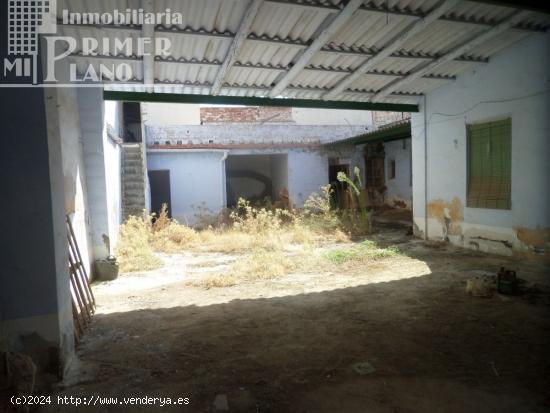 ¡UBICACION ESPECIAL! Se vende casa en esquina de planta baja, para reformar, cerca de Víctor Peña