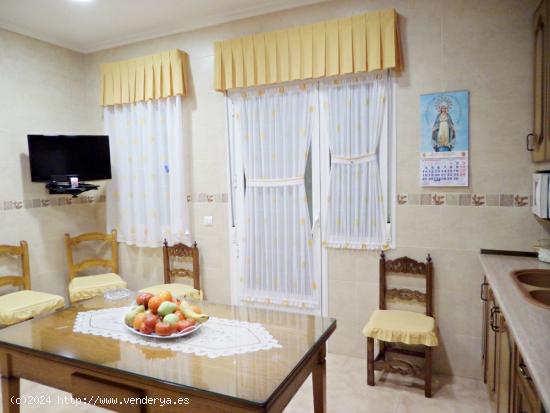 *Casa con 3 dormitorios planta baja con cocina amueblada y garaje privado* - CIUDAD REAL