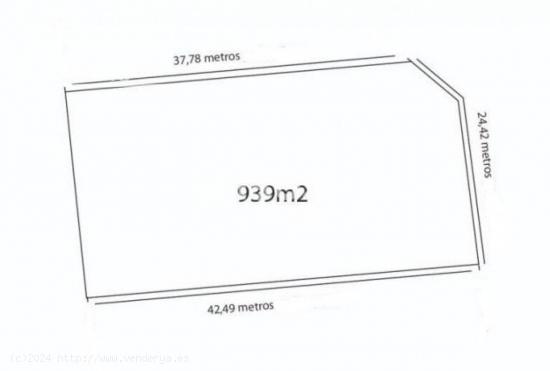 Se vende solar de 939 metros cuadrados con más de 24 metros de fachada a 213 euros el metro cuadrad