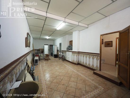 *¡OPORTUNIDAD! CASA, de 2 plantas en calle Doña Crisanta con 246 m2 construidos y 5 dormitorios* -