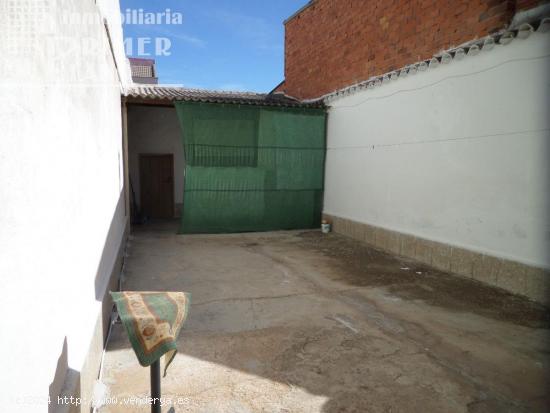 *¡OPORTUNIDAD! CASA DE 2 PLANTAS CON PATIO Y GARAJE, JUNTO A DON VICTOR PEÑASCO POR SOLO 145.000