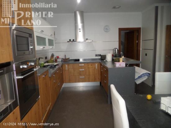 SE VENDE CASA CON GARAJE Y PISCINA POR CALLE ORIENTE PARA ENTRAR A VIVIR - CIUDAD REAL