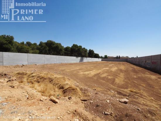 *Solar en venta junto al parque de la constitucion con 3155m2 y 31 metros de fachada* - CIUDAD REAL