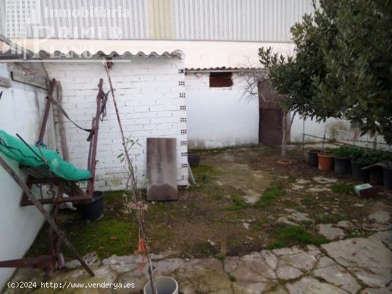 *CASA DE PLANTA BAJA CON AMPLIO PATIO, JUNTO A JUAN CARLOS I, POR 110.000 EUROS* - CIUDAD REAL