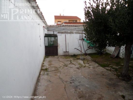 *CASA DE PLANTA BAJA CON AMPLIO PATIO, JUNTO A JUAN CARLOS I, POR 110.000 EUROS* - CIUDAD REAL