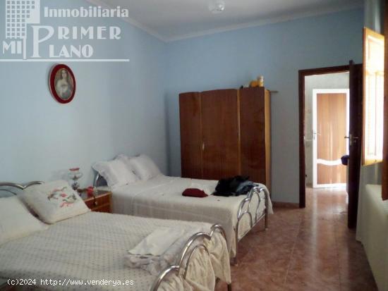 CASA DE PLANTA BAJA EN CALLE DOÑA CRISANTA, CON PATIO Y COCHERA POR 180.000 € - CIUDAD REAL