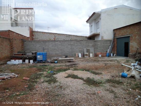 Se vende casa para reformar de 519m2 de terreno y 17 metros de fachada junto a calle Oriente - CIUDA