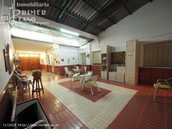 *OPORTUNIDAD* Casa de dos plantas con 5 dormitorios, baño, garaje 3 coches, patio y cocinilla - CIU