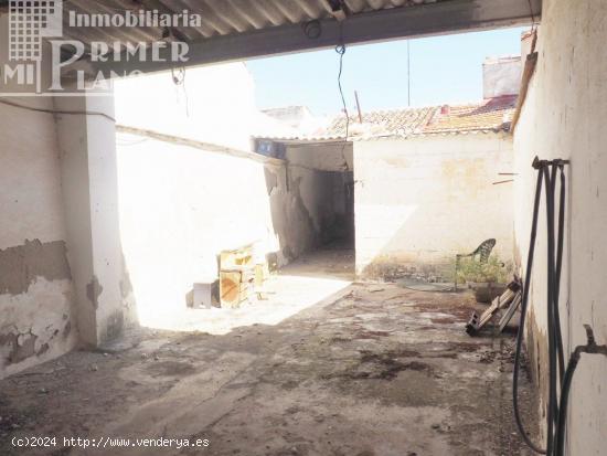  *Casa de planta baja, con acceso a dos calles, 191m2 de suelo, por solo 55.000 Euros* - CIUDAD REAL 