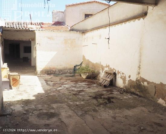 *Casa de planta baja, con acceso a dos calles, 191m2 de suelo, por solo 55.000 Euros* - CIUDAD REAL