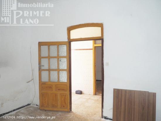 *Casa de planta baja, con acceso a dos calles, 191m2 de suelo, por solo 55.000 Euros* - CIUDAD REAL