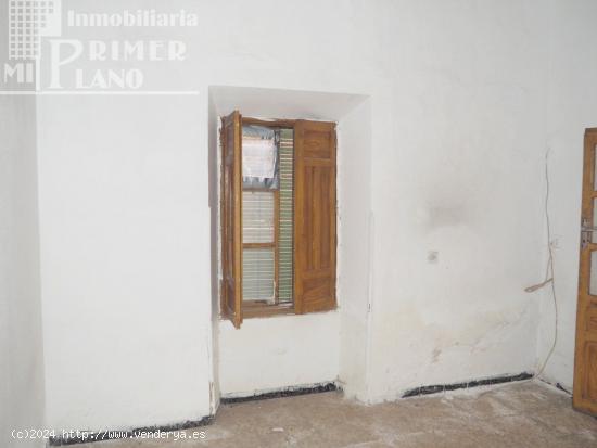 *Casa de planta baja, con acceso a dos calles, 191m2 de suelo, por solo 55.000 Euros* - CIUDAD REAL