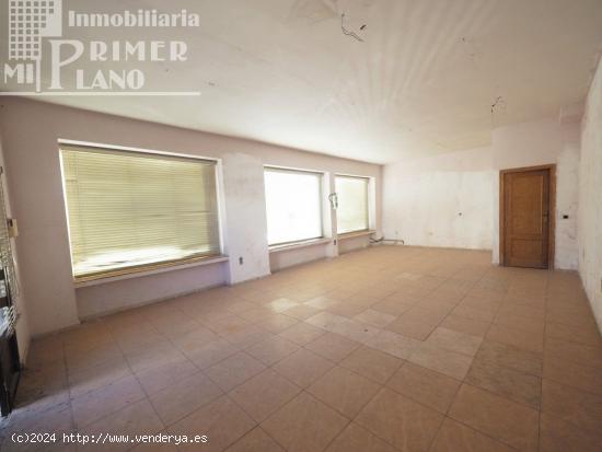 *¡Casa de dos plantas, con 4 dormitorios + local comercial* - CIUDAD REAL