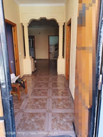  ¡OPORTUNIDAD !CASA PARA REFORMAR, CON 3 DORMITORIOS + 2 BAÑOS, CON COCHERA POR 45.000 € - CIUDAD 