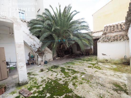  Vivienda de 2 plantas en pleno centro de Tomelloso en calle Socuellamos para reformar, con 275 m2 -  