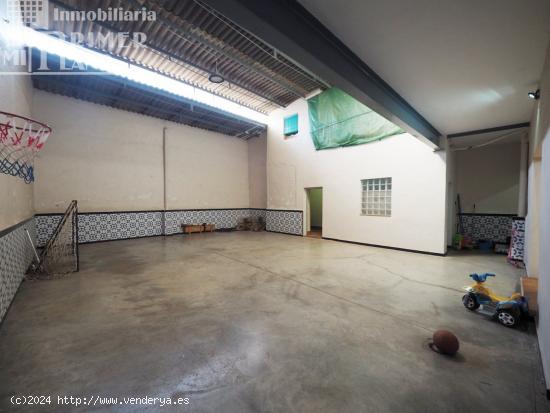 Espectacular vivienda en C/Socuellamos, con 3 dormitorios, 1 baño, garaje para 4 coches - CIUDAD RE