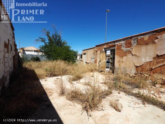 Se vende solar en esquina a 3 calles en una de las principales avenidas de Tomelloso con 284 m2 - CI