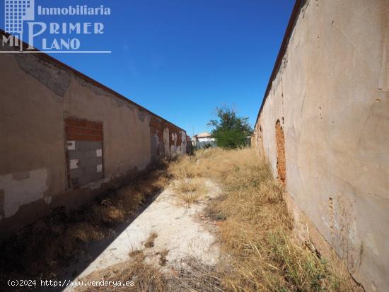 Se vende solar en esquina a 3 calles en una de las principales avenidas de Tomelloso con 284 m2 - CI