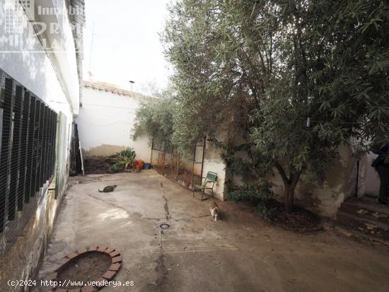  *Casa de 2 plantas junto a Plaza De Toros, 6 dormitorios, baño, salón, cocina y patio por 100.000 