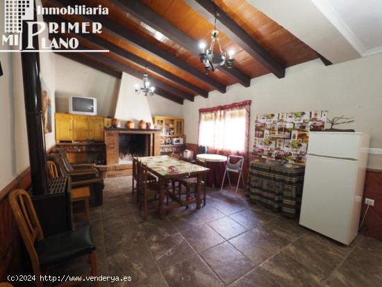 *Espectacular casa en venta por calle Jose Maria Del Moral, 4 dormitorios, 4 baños, garaje y patio*