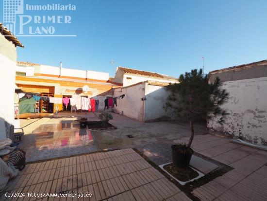 Se vende casa de planta baja para reformar con 401 m2 y acceso a dos calles por 124.000 € - CIUDAD