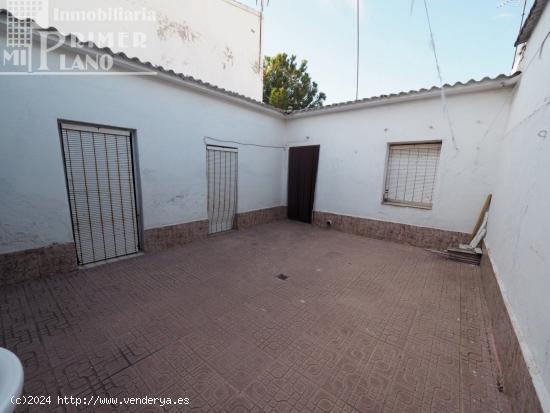 Se vende casa con acceso a dos calles junto a la calle Francisco Garcia Pavon por 35.000€ - CIUDAD